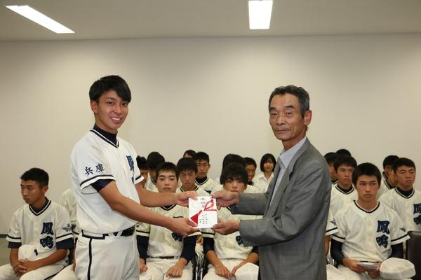 OB会小野田 安弘会長と大木選手が目録を一緒に手に持ち写っている写真