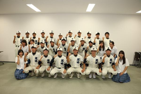 部員全員とマネージャー達で記念撮影している写真