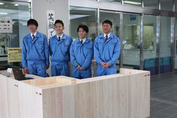 設置が終わったカウンターの前で篠山産高土木科3年生4名が写っている写真