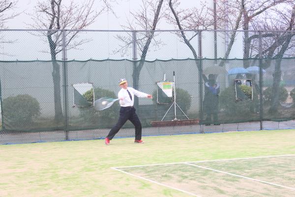 市長のテニスラケットの中央にボールが当たって打ち返す瞬間の写真