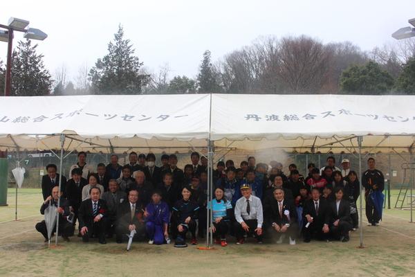 テントの中に沢山の人が入り綺麗に並んで市長と一緒に記念写真