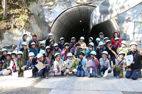 大山小学校の生徒たちがトンネルの前で記念撮影