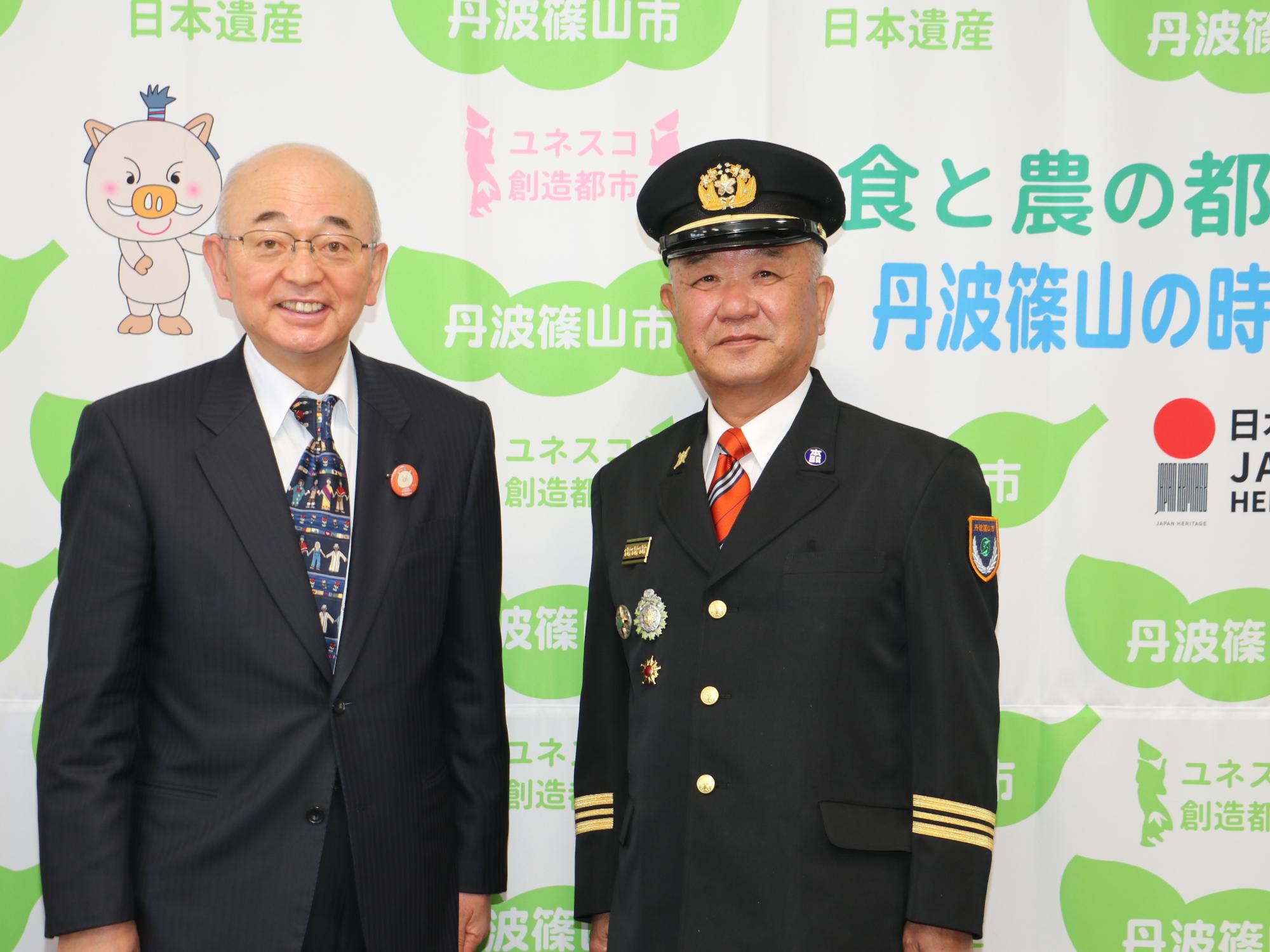 市長と団服を着ている消防団長の記念撮影