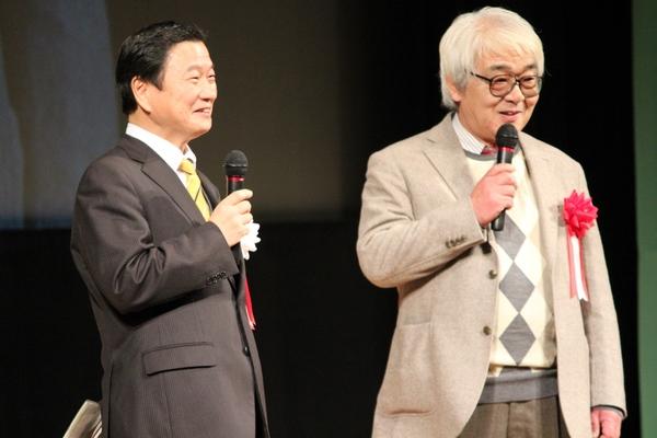 丹波篠山ビデオ大賞実行委員長 奥野 勇 さん、審査委員長 西垣 吉春 さんがマイクで話をしている写真