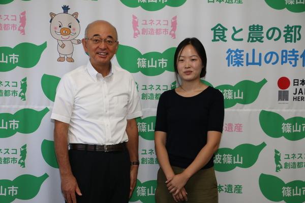 酒井市長とイ・シーラさんが2人並んで立っている写真