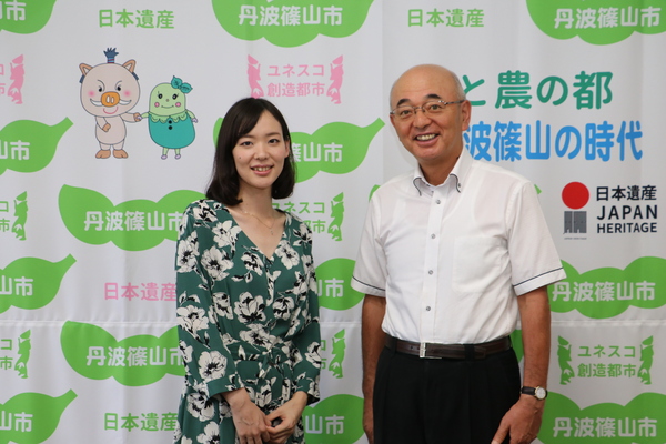 市長と表敬訪問された女性の記念撮影