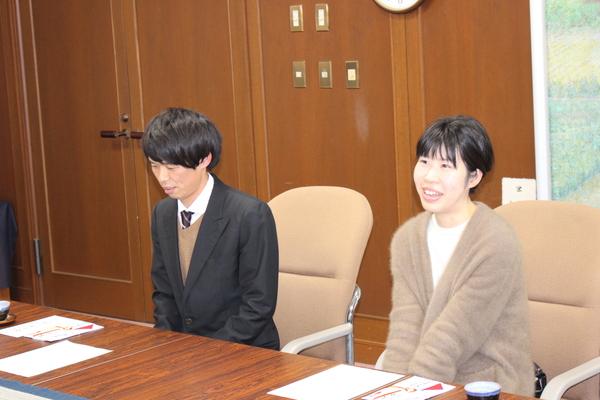 篠山市民ランナーの雪岡 誠太さんと足立 幸子さんが机に座って話をしている写真