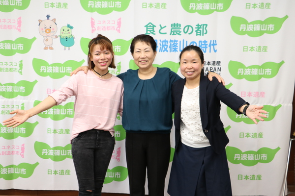 女性3人が肩を組んでいる