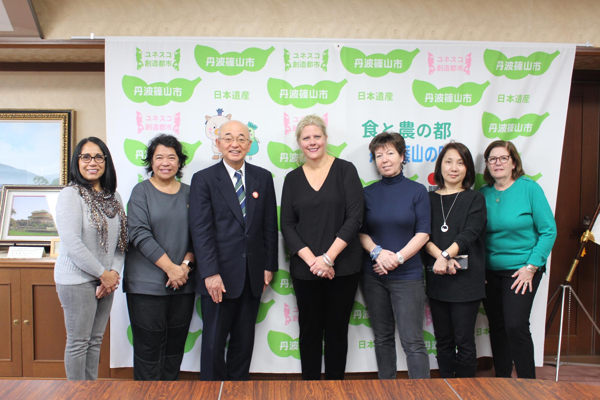 東京アメリカンクラブの6名の女性と酒井市長