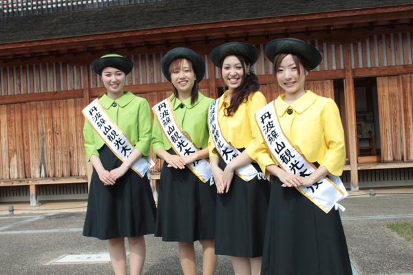 篠山市のキャンペーンレディ4名が微笑んでいる写真