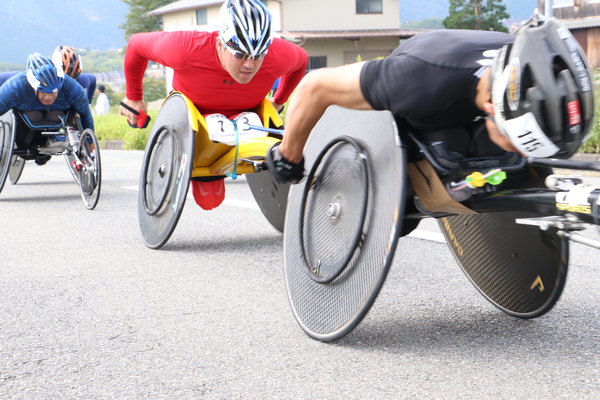 車いすマラソンで選手たちが走っている