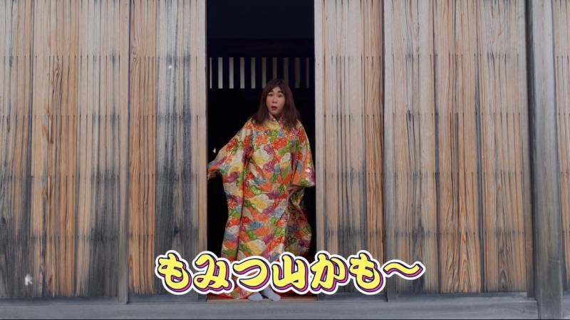 十二単を着た市職員が大書院で万葉集を朗唱している