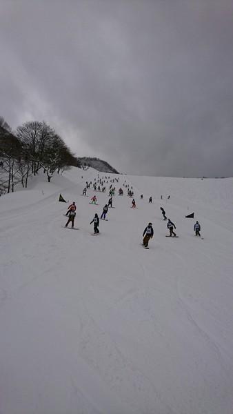 雪の斜面で、スノーボードを楽しんでいる方を遠くから見た写真