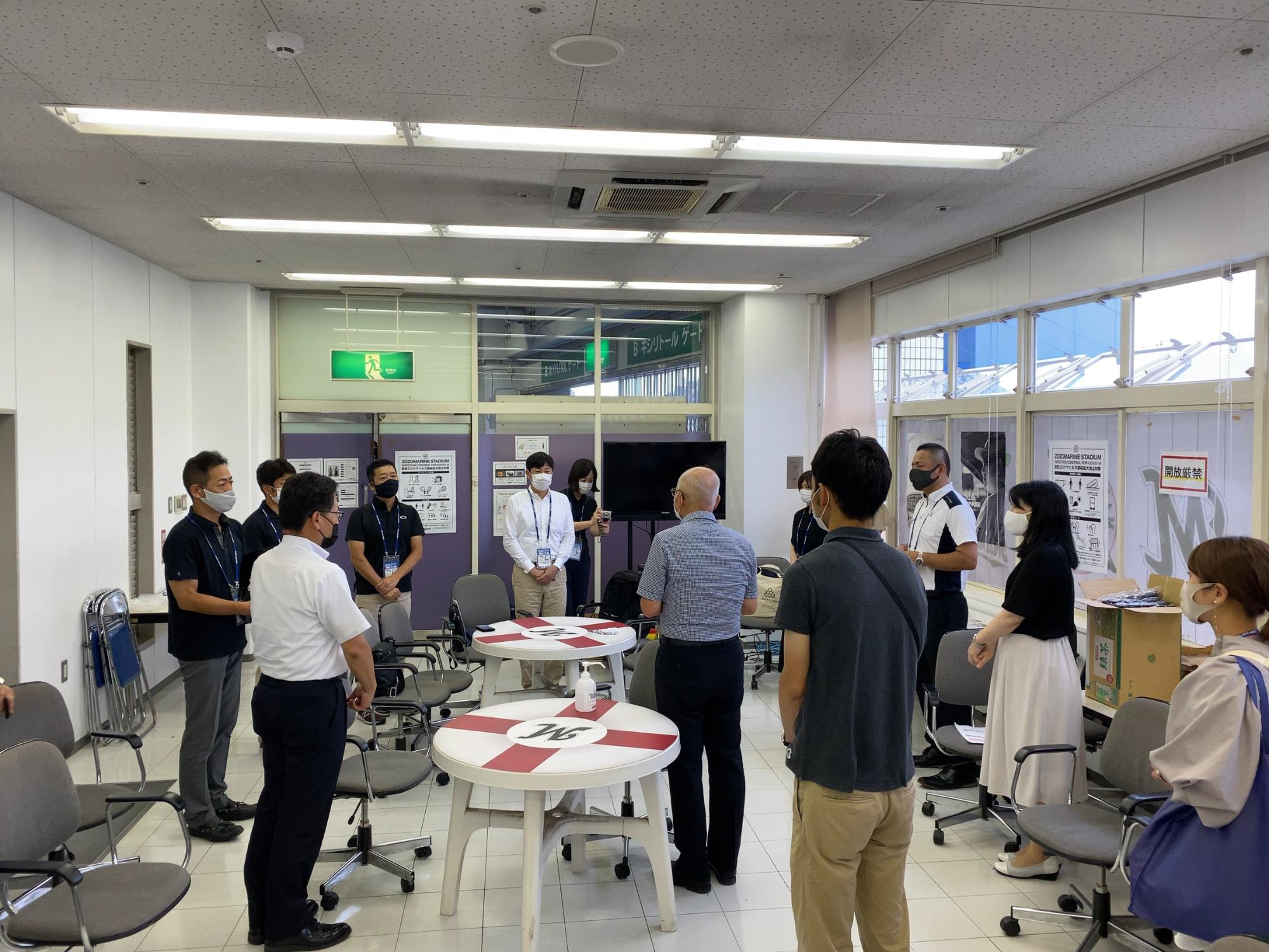 会議室で打合せを行っている市長や職員、球団のスタッフ