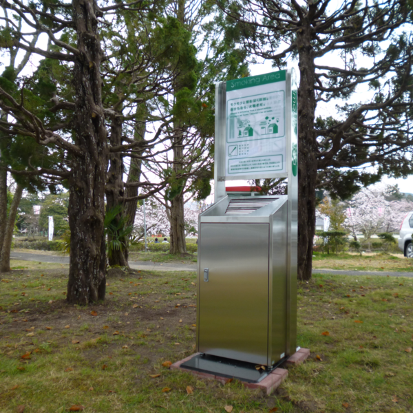 緑道の脇にステンレス製の灰皿が置かれている写真