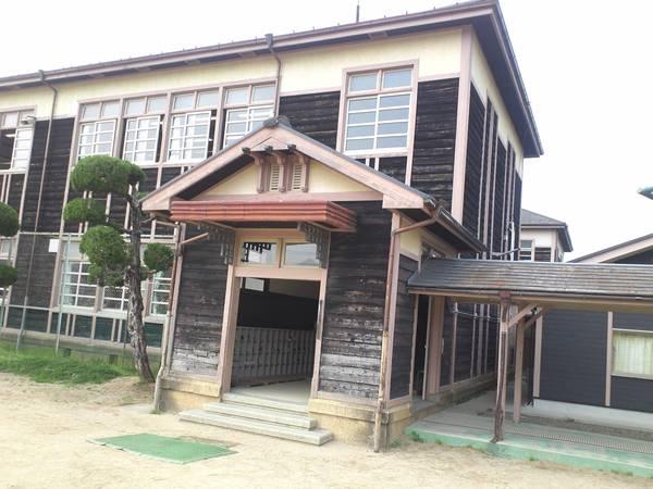 レトロな木造建築の校舎と渡り廊下の写真