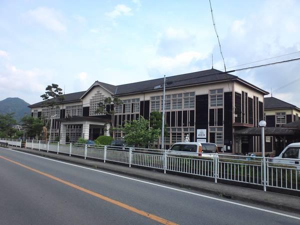 八上小学校木造校舎を道路沿いから撮影した外観写真