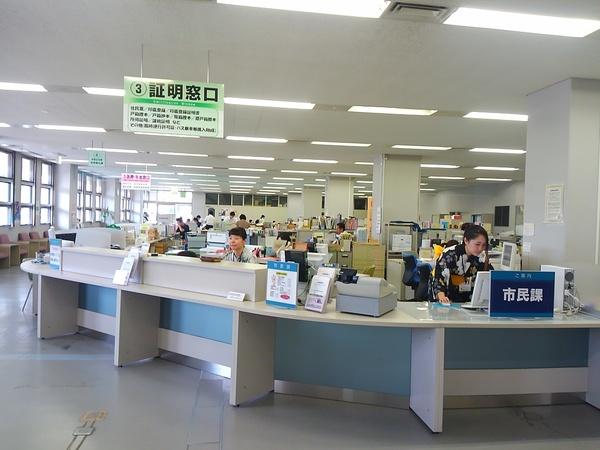 デカンショ祭の日、市民課窓口で涼しげな浴衣姿で仕事をしている女性職員2名の写真(市民課全体が写っている)