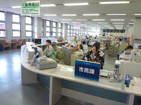 デカンショ祭の日、市民課窓口で涼しげな浴衣姿で仕事をしている女性職員2名の写真