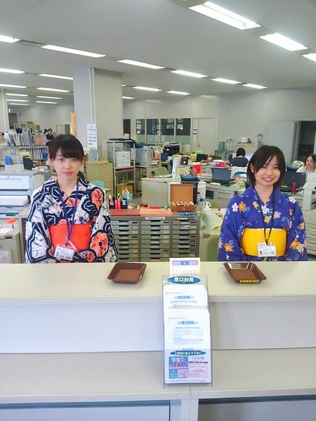 デカンショ祭の日、窓口で涼しげな浴衣姿で笑顔で写っている女性職員2名の写真