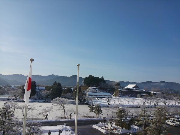 市長室から見える、篠山城跡とお堀一面雪が積もっている写真