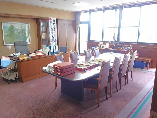 市長の机と8人座れる長机の置かれている市長室の写真