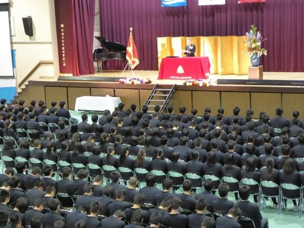 産業高校の卒業式で、生徒を前に壇上で男性が話をしている写真