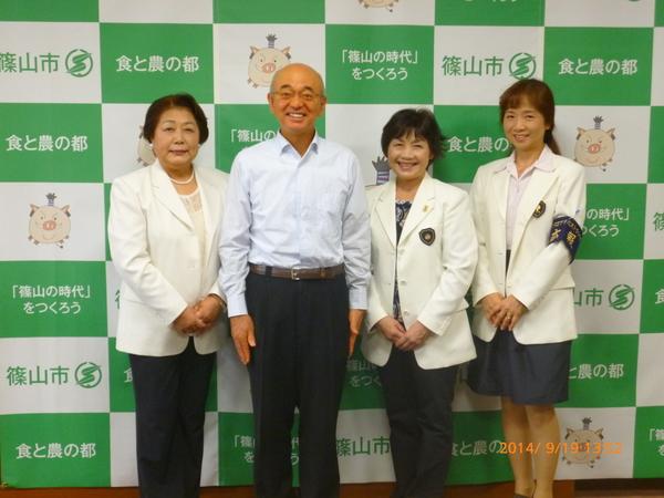 市長とお揃いの白いブレザーを着用した国際ソロプチミストささやまの女性3人で記念写真