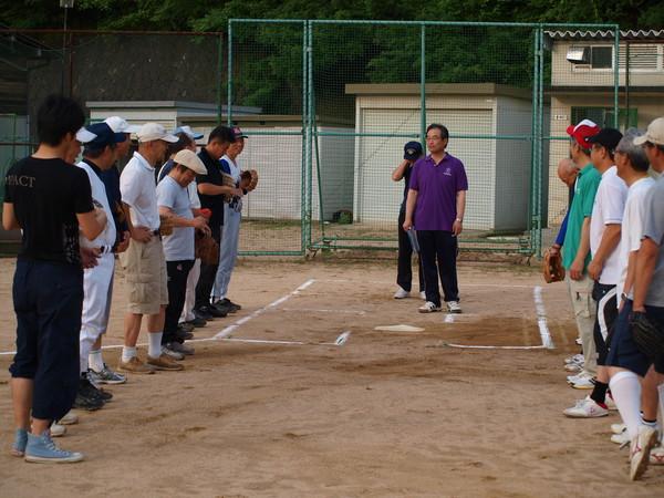 試合前に両チームがバッターボックスを挟んで、一列に向き合って並んでいる様子の写真