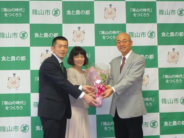 福本 崇さんと森田 悠子さんが市長と花束を一緒に持ち記念撮影写真