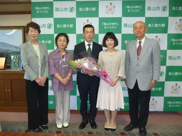 女性2人、福本 崇さん森田 悠子さん、市長と笑顔で記念撮影写真
