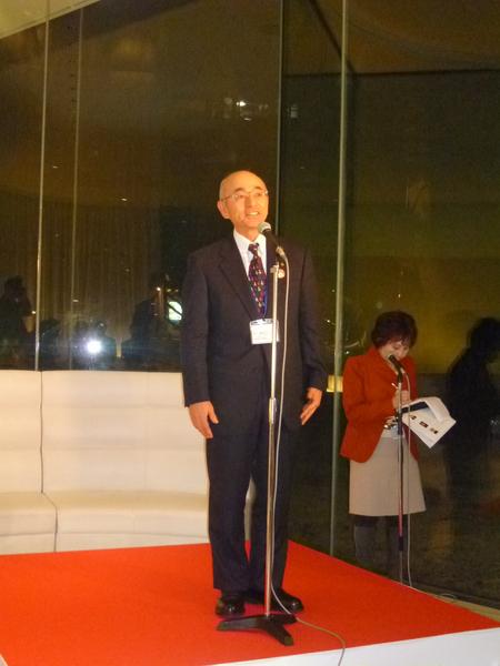 マイクの前に立ち、笑顔で挨拶をする市長の写真