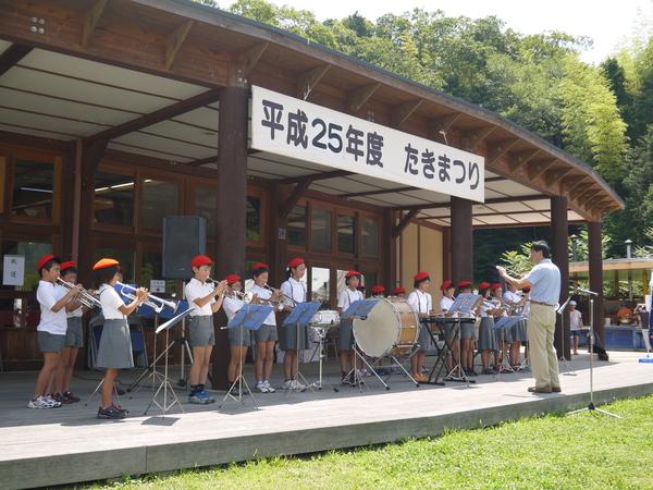 村雲小学校の生徒が立って楽器を演奏している写真