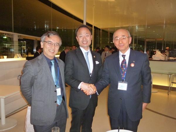 金沢市の山野市長と、その横で佐々木先生と握手をする市長の写真