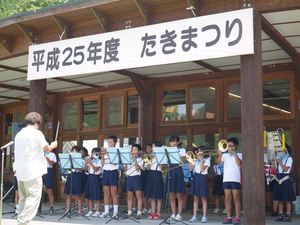 福住小学校の生徒が演奏をして、一列目はトランペットを弾いている写真