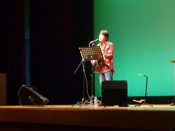 原田さんが開講式で歌を歌っている写真