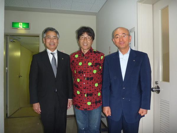 原田さんを中央に市長ら3人での記念写真