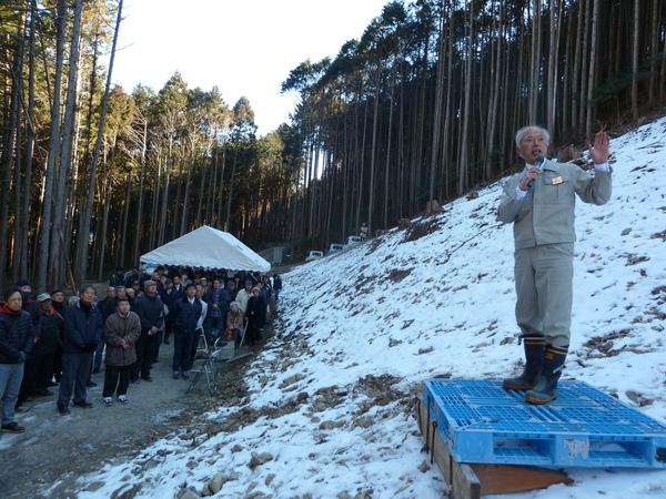 多くの方が参加され、砂防ダムを見ながら、丹波土木事務所の藤田所長さんが話をしている写真
