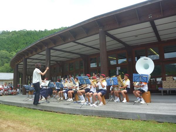 制服を着て、頭には赤いベレー帽を被った子供達が演奏している写真
