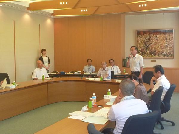 委員会で右手にマイクを持ち話しをしている西潟副委員長の写真