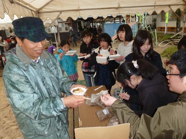 テントの中でしし汁うどんなどの食べ物が振舞われている写真