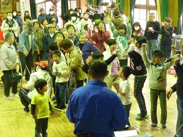 笑顔いっぱいの後川地区皆さんでバンザイしている写真