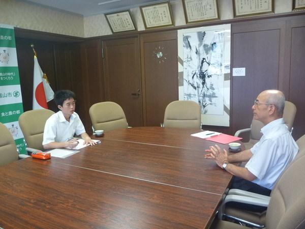 市長が回答している内容を記載している竹見 晃輔（たけみ こうすけ）君の写真