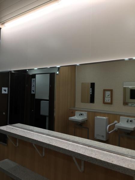 新しく改装されたトイレの化粧コーナーのライトが照らされている写真