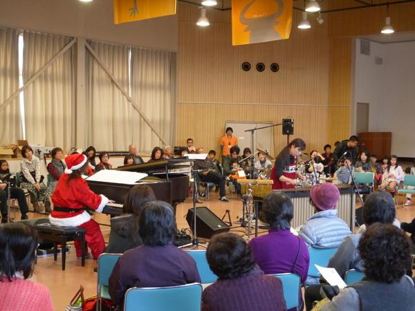 会場に来られた方々がピアノと木琴の演奏を静かに聞いている写真