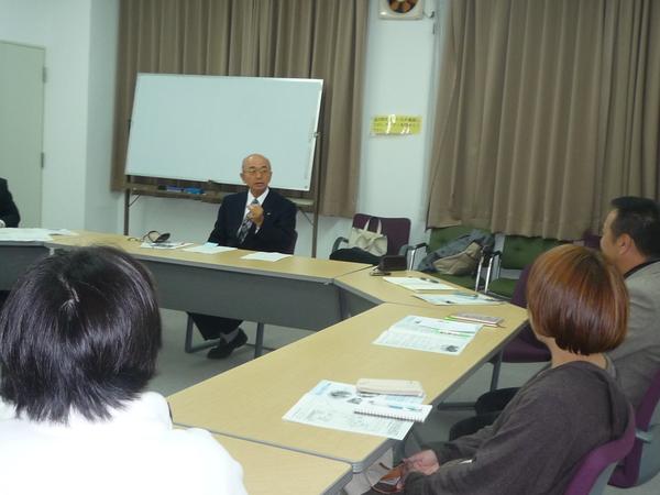 市長が参加者の方を向いて話をしている写真