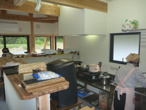 「農家レストラン」での調理風景の写真