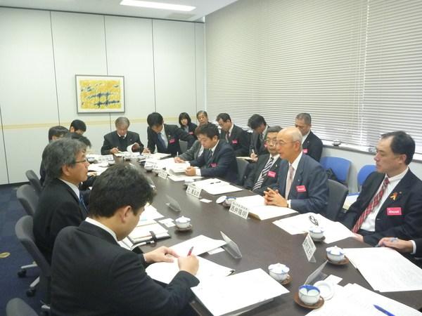 大きなテーブルを囲んでJR西日本の職員と話し合いをしている市長の写真