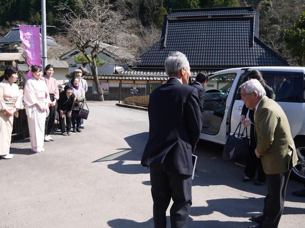 文化庁長官が車から降りられた所を市長と着物を着た女性が出迎えている写真