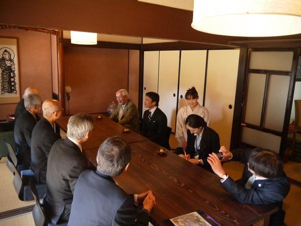 和室に文化庁長官や職員10名ほどが座っている写真